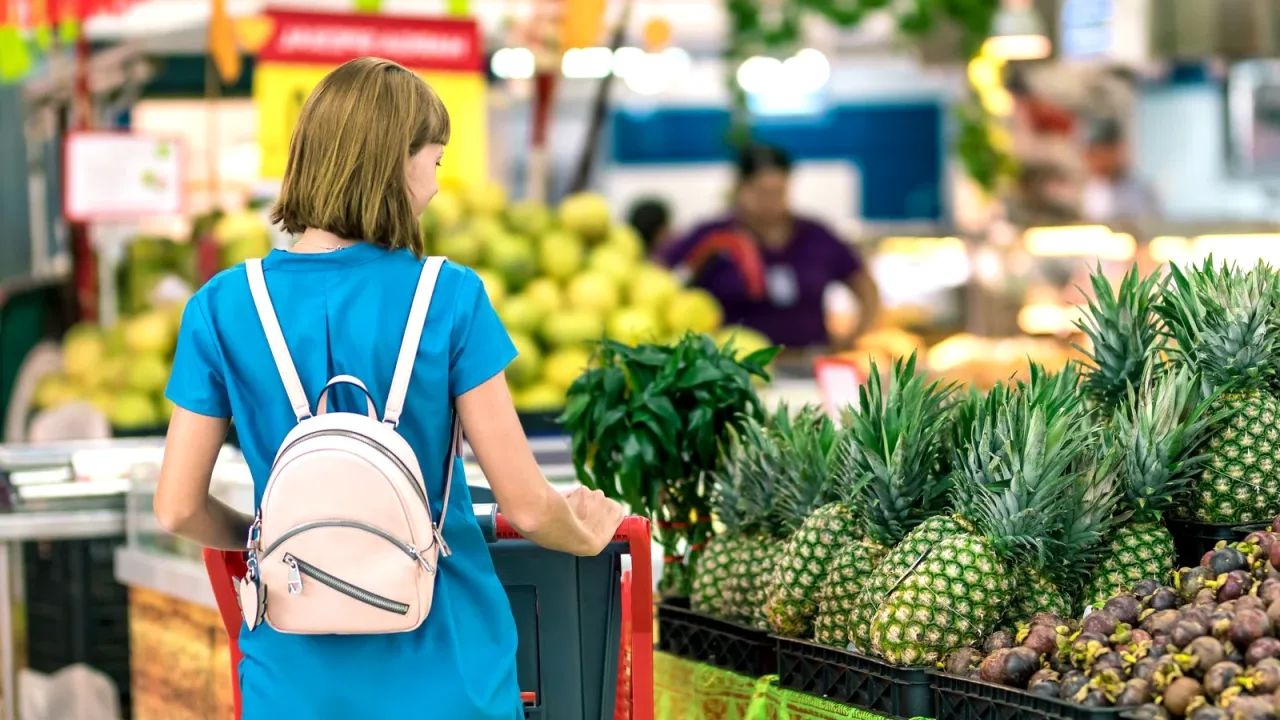 Markette raf önünde ürün inceleyen müşteri